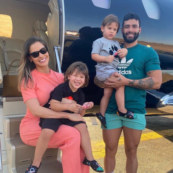 Andressa Suita e Gusttavo Lima viajaram com os dois filhos do casal