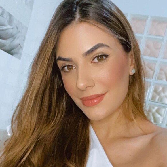 Jade Magalhães esbanja beleza em foto e seguidores reagem