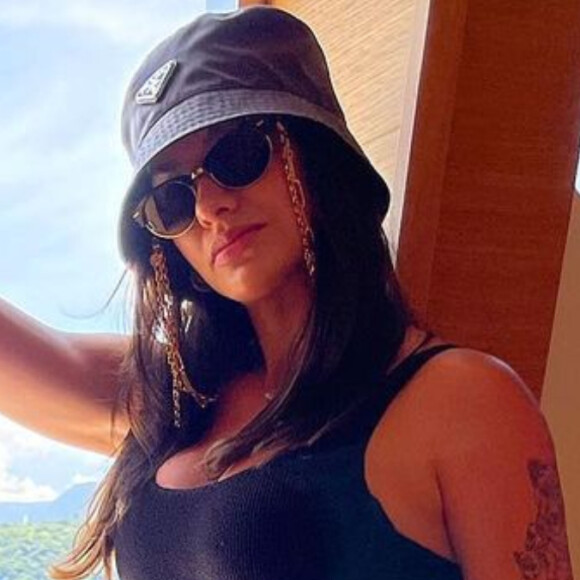 Andressa Suita elege bucket hat da grife Prada para passeio de lancha com Gusttavo Lima