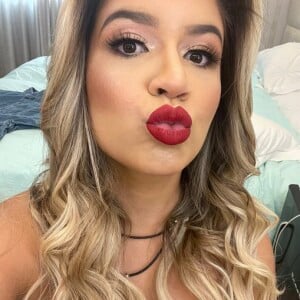 Marília Mendonça postou detahes da make com batom vermelho e sombra rosa