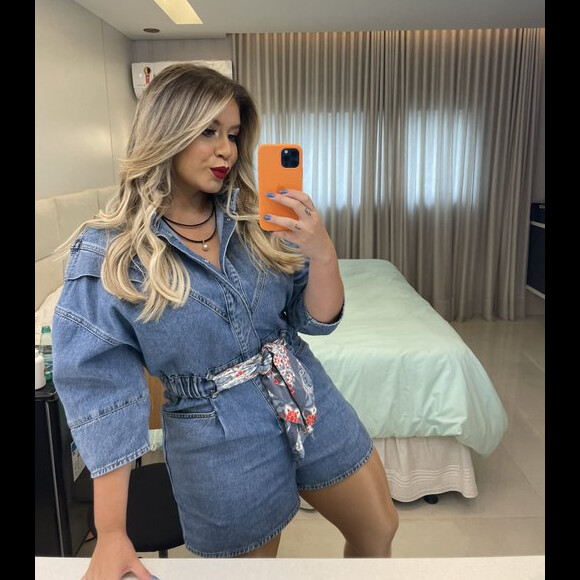 Marília Mendonça valoriza corpo em look curto em jeans