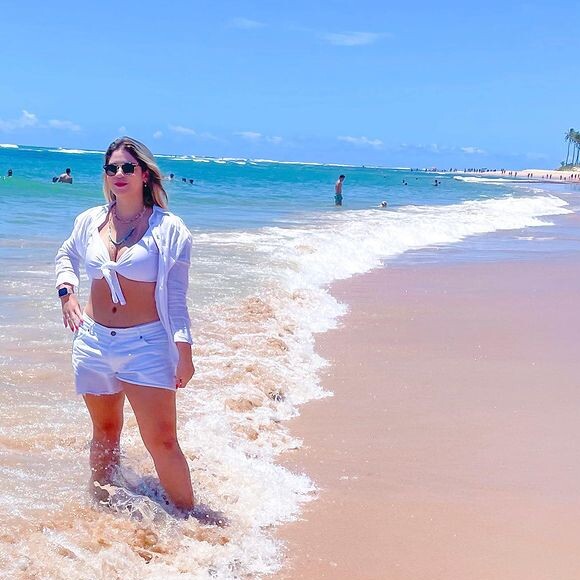 Marília Mendonça usou look all white em dia de férias na Bahia