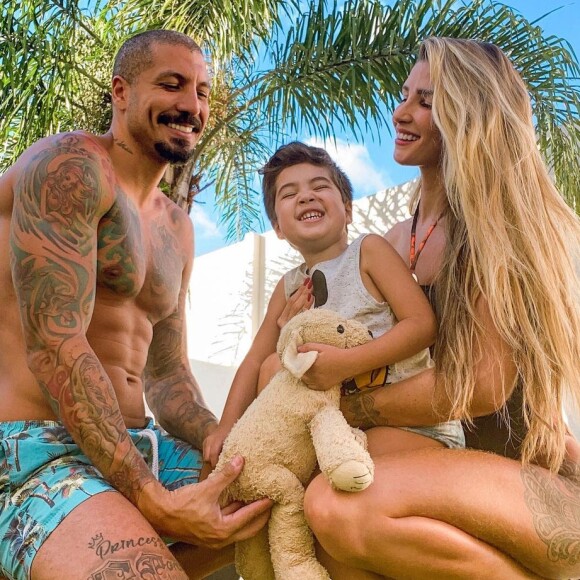 Ex-BBB Aline Gotschalg ficou um ano colada no filho por conta da pandemia da Covid-19