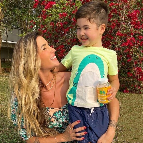 Ex-BBB Aline Gotschalg contou que o filho pode brincar com o que ele quiser