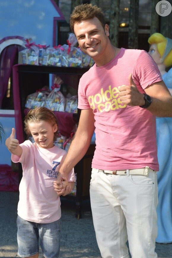 Cássio Reis posa com o filho Noah na festa de aniversário das filhas de Glória Maria, em dezembro de 2012
