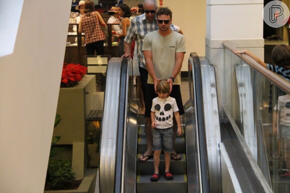 Cássio é flagrado em shopping passeando com Noah em dezembro de 2012