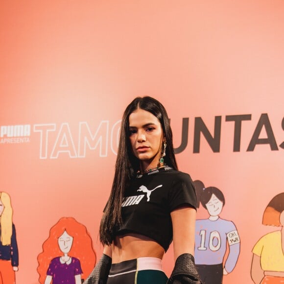 Bruna Marquezine esbanja estilo em foto de campanha