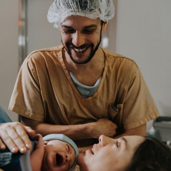 Jayme Matarazzo posa com a mulher, Luiza Tellechea, após nascimento de Antonio