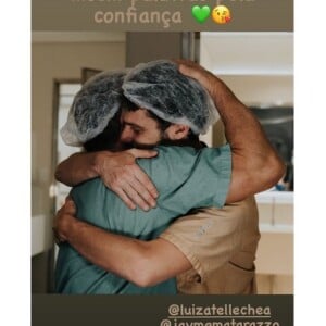 Jayme Matarazzo posa abraçado com médico da equipe do hospita São Luiz