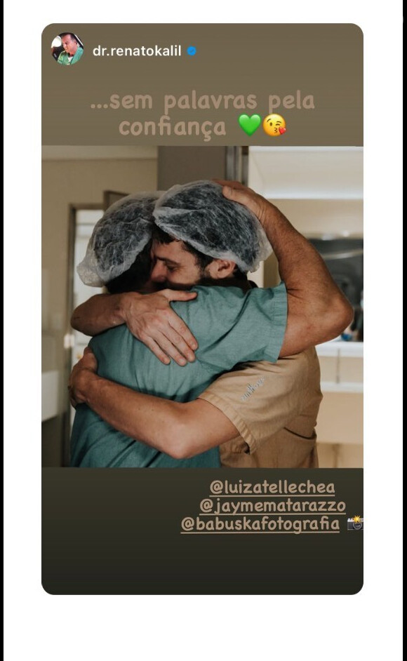 Jayme Matarazzo posa abraçado com médico da equipe do hospita São Luiz