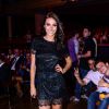 Mel Fronckowiack, namorada de Rodrigo Santoro, usa vestido rendado e preto para prestigiar premiação em São Paulo