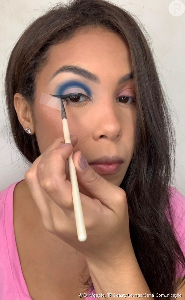 Passo 6 - Make azul com glitter no delineado