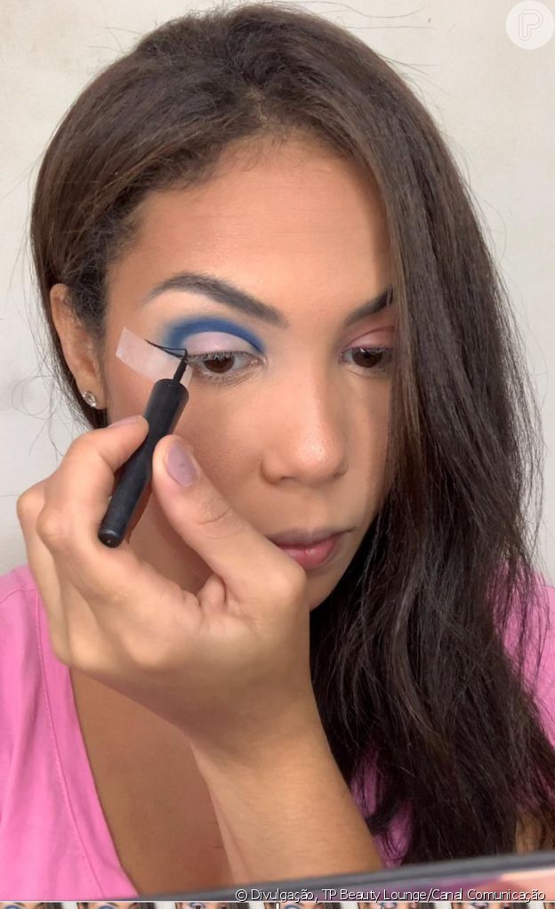 Passo 4 - Make azul com glitter no delineado