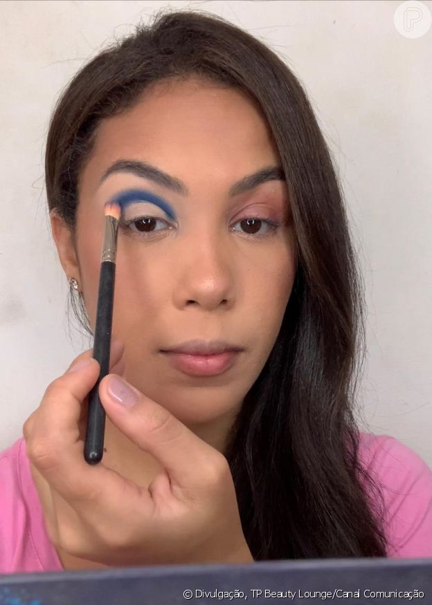 Passo 2 - Make azul com glitter no delineado