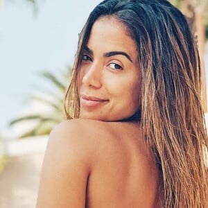 Anitta deu um beijo triplo nas gravações do reality show 'Ilhados com Beats'