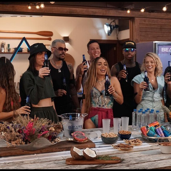 Anitta beijou Lipe Ribeiro no reality