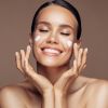 A hidratação da pele antes da maquiagem evita o efeito craquelado