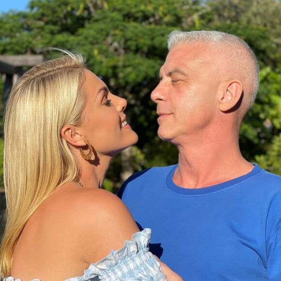 Marido de Ana Hickmann, Alexandre Correa citou turbulências na relação do casal no aniversário de 23 anos de casamento