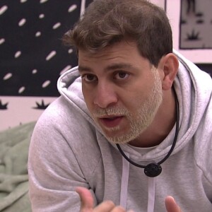 'BBB 21': Caio questiona sobre sexo entre homens a Gil. 'Como é que é esse negócio de ativo e passivo? Como é que é esse trem?', perguntou