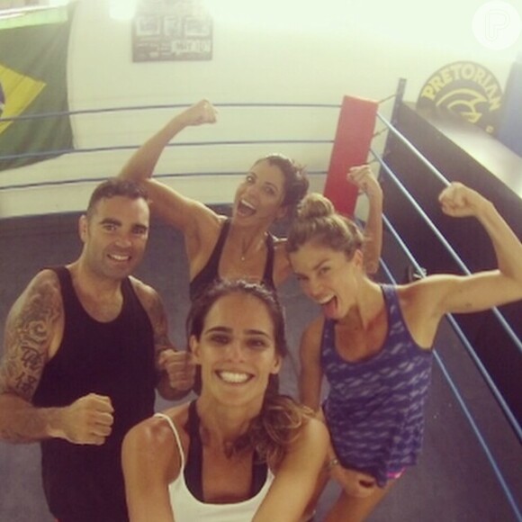 Grazi Massafera faz aula de muay thai com Anna Lima, Marcella Fogaça aos comandos do personal trainer Chico Salgado