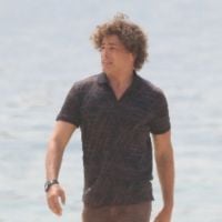 Cauã Reymond surge de peruca ao gravar novela 'Um Lugar ao Sol' em praia do RJ. Fotos!
