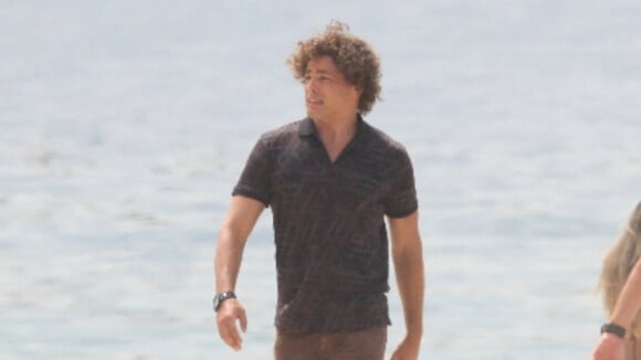 Cauã Reymond surge de peruca ao gravar novela 'Um Lugar ao Sol' em praia do RJ. Fotos!