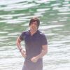 Cauã Reymond usou peruca em gravação de cenas da novela 'Um Lugar ao Sol' e chegou a entrar no mar com roupa