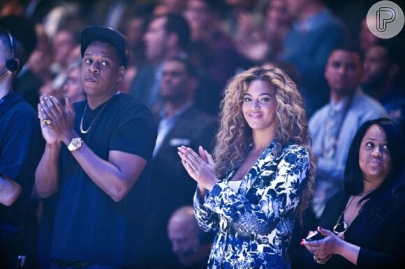 Jay-Z e Beyoncé Knowles assitem a jogo da NBA em 17 de fevereiro de 2013