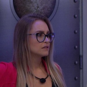 No 'BBB21', Carla Diaz aconselha Gilberto sobre Arthur: 'Mas você ouviu dele? Isso é importante. Você sabe que aqui tem muito telefone sem fio com orelha torta'