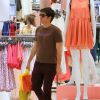 Marcelo Adnet faz compras  no shopping Village Mall, na Barra da Tijuca, Zona Oeste do Rio de Janeiro