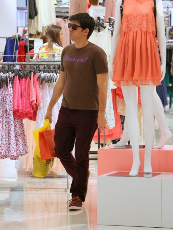 Marcelo Adnet faz compras  no shopping Village Mall, na Barra da Tijuca, Zona Oeste do Rio de Janeiro