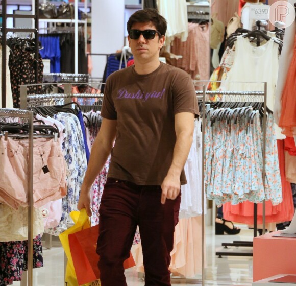Marcelo Adnet faz compras em shopping no dia do aniversário da mulher, Dani Calabresa