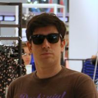 Marcelo Adnet faz compras em shopping do Rio no aniversário de Dani Calabresa