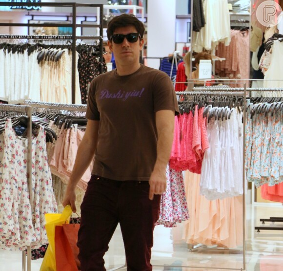 Marcelo Adnet deixa loja no shopping Village Mall, na Barra da Tijuca, Zona Oeste do Rio de Janeiro, em 12 de novembro de 2014