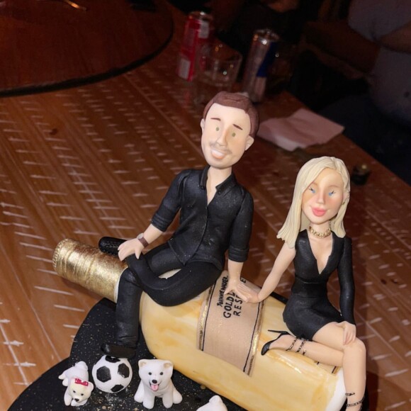 Flavia Pavanelli curtiu aniversário de Junior Mendonza com direito a bolo personalizado