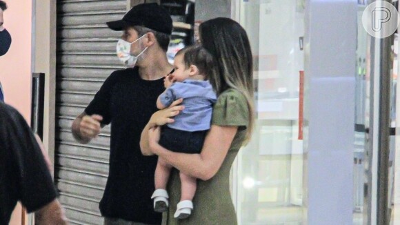 Giovanna Ewbank passeia com o filho mais novo e Bruno Gagliasso em shopping