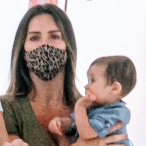 Giovanna Ewbank segura filho no colo durante passeio