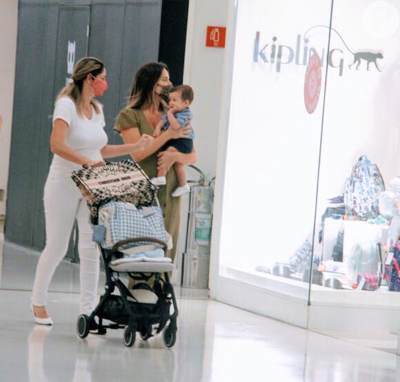 Giovanna Ewbank aposta em bolsa Dior para passeio em shopping