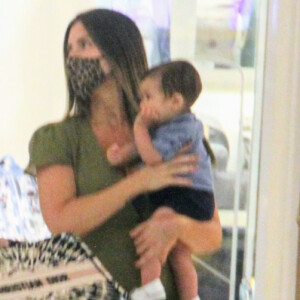 Filho de Giovanna Ewbank, Zyan esbanja fofoura em passeio com a atriz e Bruno Gagliasso
