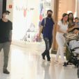 Giovanna Ewbank curte passeio no shopping com filho