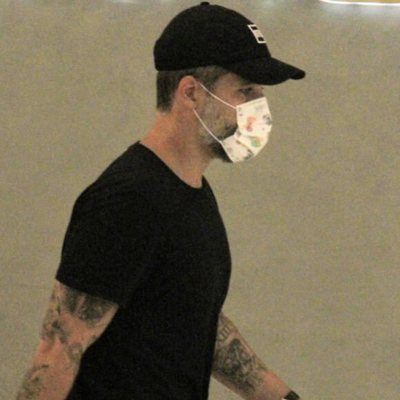 Bruno Gagliasso passeia no shopping com Giovanna Ewbank