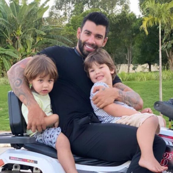 Foto de Gusttavo Lima com filhos ganhou comentário de Andressa Suita