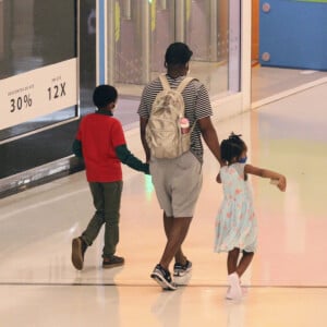 Paizão! Lázaro Ramos caminhou de mãos dadas com os dois filhos em passeio no shopping