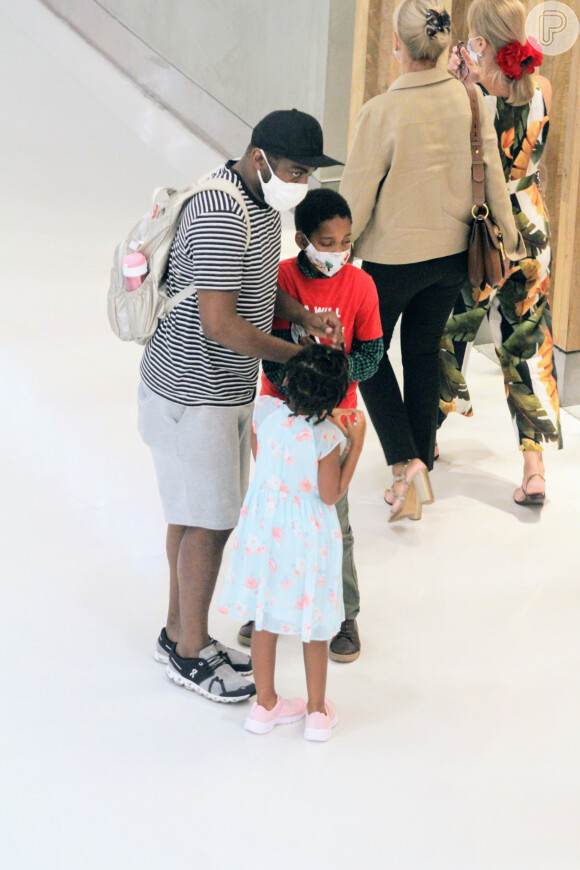 Lázaro Ramos conversa com os dois filhos durante passeio em shopping