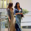 Isis Valverde usa vestido longo durante passeio com amiga em shopping do Rio de Janeiro