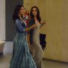 Isis Valverde usa vestido longo durante passeio com amiga em shopping do Rio de Janeiro