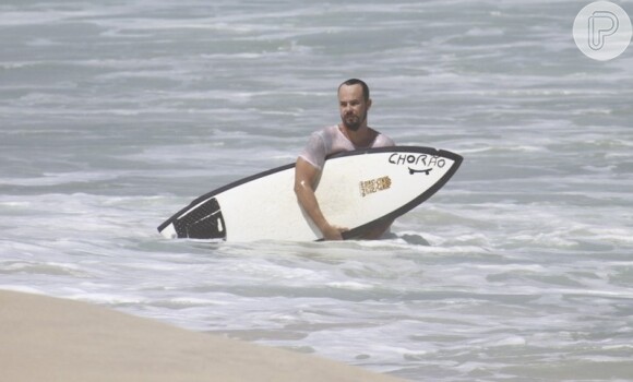 Paulinho Vilhena surfou com Chorão escrito na prancha na tarde desta quarta-feira, dia 6 de março de 2013
