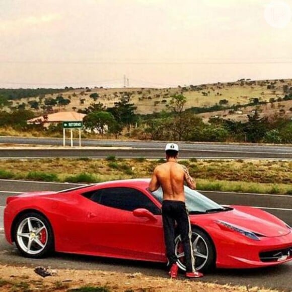 Gusttavo Lima quis deixar sua Ferrari na sala de casa após separação de Andressa Suita