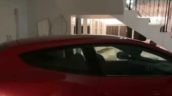 Andressa Suita filma Ferrari de Gusttavo Lima na sala de casa