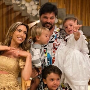 Patricia Abravanel reuniu marido, Fabio Faria, e os filhos, Pedro, Jane e Senor, em foto no réveillon